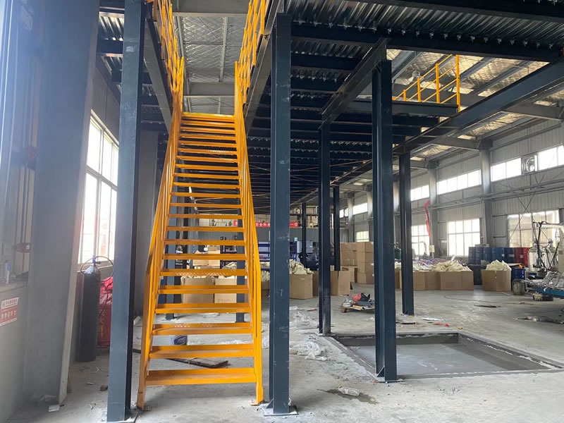 在使用重型貨架的時(shí)候應(yīng)該如何保證貨物和員工的安全